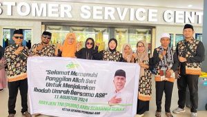 Bakal calon Gubernur (cagub) Sulawesi Tenggara (Sultra) Andi Sumangerukka memberangkatkan pemenang hadiah umrah ke Mekkah dari Bandara Halu Oleo, Kabupaten Konawe Selatan (Konsel), pada Minggu, 11/8/2024 | ist