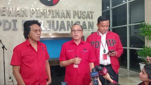 Ketua DPP PDIP Deddy Sitorus (tengah) saat konferensi pers di Kantor DPP PDIP, Jalan Diponegoro, Menteng, Jakarta Pusat, Selasa, 20/8/2024 | M. Hafid/Forum Keadilan