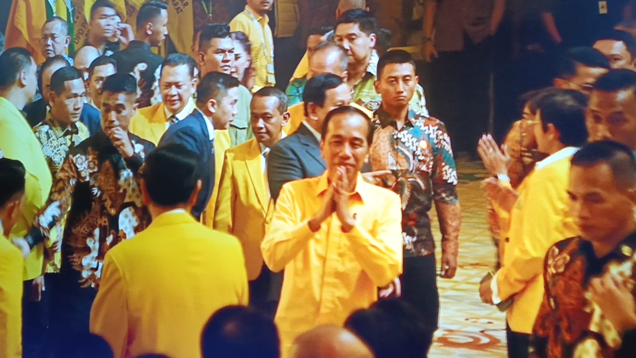 Kenakan Kemeja Kuning, Jokowi Hadiri Penutupan Munas XI Partai Golkar