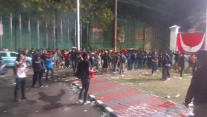 Para demonstran masih bertahan hingga malam hari di sekitaran DPR RI, Kamis, 22/8/2024 malam | Reynaldi Adi Surya/Forum Keadilan
