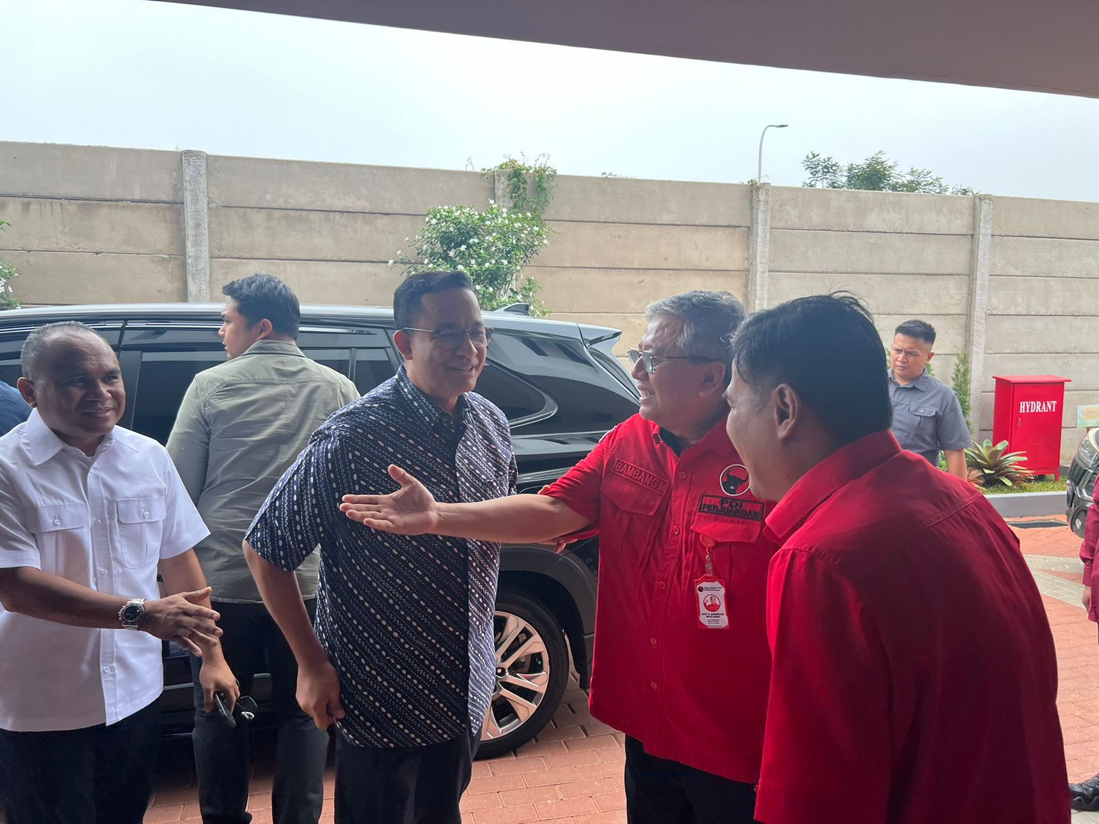 Anies Tiba di DPD PDIP, Sempat Salat Zuhur Berjemaah