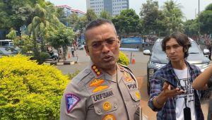Dirlantas Polda Metro Jaya, Kombes Latif Usman saat memberikan keterangan kepada media, di depan Balai Pertemuan Polda Metro Jaya (BPMJ), Jakarta Selatan, Jumat, 30/8/2024 | Ari Kurniansyah/Forum Keadilan