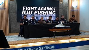 Tim Pengawasan Sumber Daya Kelautan dan Perikanan (SDKP), DirJen SDKP Pung Nugroho Saksono (tengah), di Gedung KKP Mina Bahari IV, Jakarta Pusat, Jumat, 2/8/2024 | Novia Suhari/Forum Keadilan