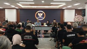 Koalisi masyarakat saat melakukan audiensi dengan Juru bicara MK Fajar Laksono dan Majelis Kehormatan MK (MKMK) Yuliandri di Aula Gedung MK, Jakarta Pusat, Kamis, 22/8/2024 | Syahrul Baihaqi/Forum Keadilan