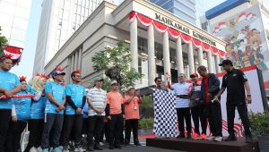 Mahkamah Konstitusi (MK) mengadakan jalan sehat menjelang HUT ke-21 yang diikuti oleh delapan hakim Konstitusi, Jumat, 9/8/2024 | dok. Humas MK
