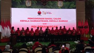 Ketua Umum PDIP Megawati Soekarnoputri saat memberikan surat rekomendasi kepada Cakada dari 13 Provinsi di Kantor DPP PDIP, Jalan Diponegoro, Menteng, Jakarta Pusat, Rabu, 14/8/2024 | M. Hafid/Forum Keadilan