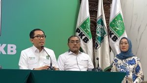 Ketua Steering Committee (SC) Muktamar Partai Kebangkitan Bangsa (PKB) 2024 Faisol Riza (kiri) menyampaikan agenda Muktamar PKB 2024 di kantor DPP PKB, Jakarta Pusat, Jumat, 9/8/2024 | Ali Mansur/Forum Keadilan