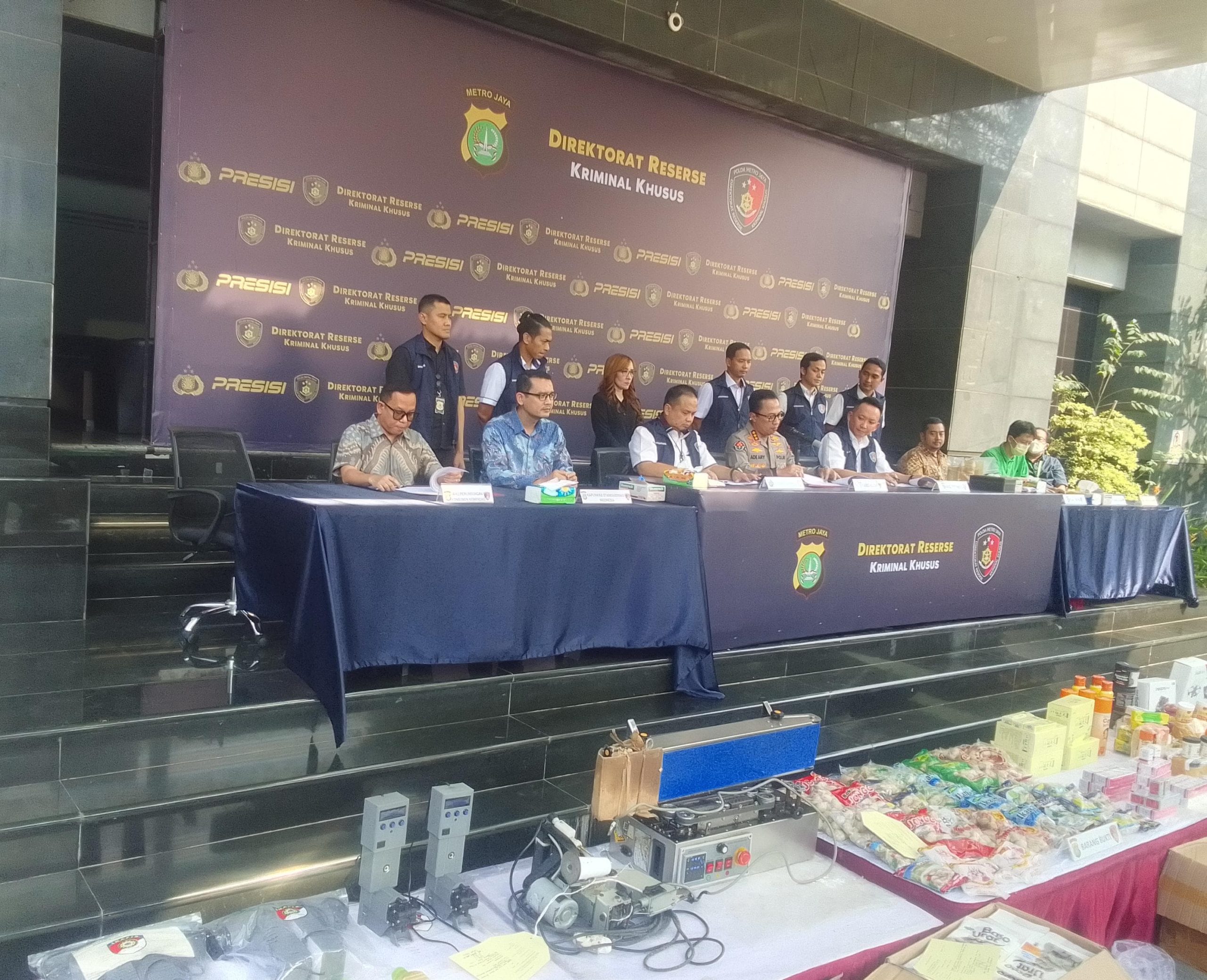 Polda Metro Tetapkan 8 Tersangka Impor Ilegal, Sita Kosmetik hingga Pakaian Bekas dari Cina