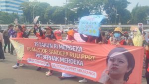 Dalam rangka memperingati 79 tahun kemerdekaan Indonesia, Koalisi Sipil untuk Rancangan Undang-Undang Perlindungan Pekerja Rumah Tangga (RUU PPRT) menggelar aksi bertajuk "79 Tahun Merdeka: Puan, Stop Sandera RUU PPRT. PRT Berhak Merdeka” di depan gedung DPD RI, Senayan, Jakarta Pusat, Kamis, 15/8/2024 | Muhammad Reza/Forum Keadilan