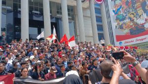 Ratusan masyarakat sipil yang terdiri dari guru besar, aktivis pro demokrasi dan budayawan mendatangi gedung Mahkamah Konstitusi (MK) sebagai bentuk dukungan terhadap putusan yang telah dijatuhkan soal syarat pencalonan kepala daerah dalam Undang-Undang (UU) Pilkada, Kamis, 22/8/2024 | Syahrul Baihaqi/Forum Keadilan