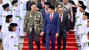 Menpora Dito Ariotedjo bersama Presiden Joko Widodo saat pengukuhkan pasukan pengibar bendera pusaka (Paskibraka) yang akan bertugas pada HUT ke-79 RI di Istana Negara, Ibu Kota Nusantara (IKN) | Instagram @ditoariotedjo