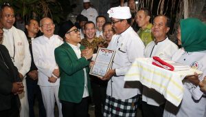 Ketua Umum Partai Kebangkitan Bangsa (PKB) Muhaimin Iskandar atau Cak Imin dianugerahi gelar ‘Bapak Toleransi Penjaga Pancasila’ oleh para pemuka agama di Bali, Jumat, 23/8/2024 | Instagram @dpp_pkb