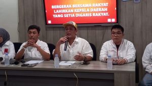 Bendum Projo Panel Barus (tengah) saat konferensi pers di Kantor DPP Projo, Pancoran, Jakarta Selatan, Sabtu, 3/8/2024 | M. Hafid/Forum Keadilan