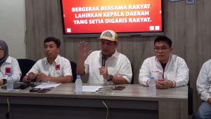 Bendum Projo Panel Barus (tengah) saat konferensi pers di Kantor DPP Projo, Pancoran, Jakarta Selatan, Sabtu, 3/8/2024 | M. Hafid/Forum Keadilan