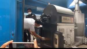 Ditresnarkoba Polda Metro Jaya, Kombes Pol Donald P Simanjuntak, saat melakukan pemusnahan barang bukti narkoba ke dalam mesin insinerator, di Polda Metro Jaya, Jakarta Selatan, Kamis, 8/8/2024 | Ari Kurniansyah/Forum Keadilan