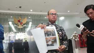 Kuasa hukum keluarga Dni, Dimas Yemahura, usai diperiksa Komisi Yudisial soal laporan dugaan pelanggaran kode etik Hakim PN Surabaya, Kamis, 8/8/2024 | Syahrul Baihaqi/Forum Keadilan