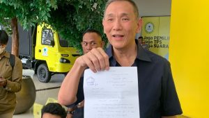 Pengusaha sekaligus anggota Dewan Penasihat Partai Golkar Jusuf Hamka (Babah Alun) memberikan penjelasan setelah mundur dari Partai Golkar dan pencalonan Pilkada 2024, di Kantor DPP Partai Golkar, Kemanggisan, Jakarta Barat, Senin, 12/8/2024. I Ali Mansur/Forum Keadilan