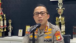 Kepala Bidang (Kabid) Humas Polda Metro Jaya Kombes Pol Ade Ary Syam Indradi saat memberikan keterangan kepada media di Polda Metro Jaya, Jakarta Selatan, Senin 12/8/2024 | Ari Kurniansyah/Forum Keadilan