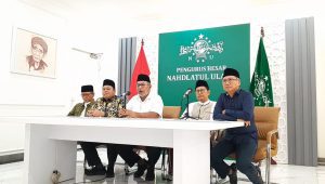 Ketua PBNU Umarsyah (tengah) bersama dengan anggota Tim Panel PBNU terkait polemik kepengurusan PKB di Gedung PBNU, Jakarta Pusat, Rabu, 21/8/2024 | Novia Suhari/Forum Keadilan