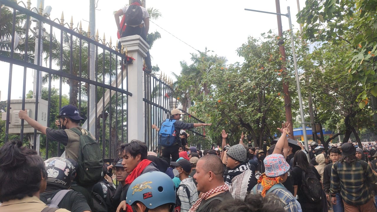 Massa Aksi Berhasil Jebol Pagar Samping Gedung DPR