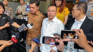 Wakil Ketua DPR RI Sufmi Dasco (tengah) saat memberikan keterangan kepada media di Polda Metro Jaya, Jakarta Selatan, Jumat, 23/8/2024 | Ari Kurniansyah/Forum Keadilan