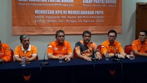 Presiden Partai Buruh Said Iqbal (tengah), saat melakukan Konferensi pers di kawasan Jakarta Pusat, Jumat, 23/8/2024 | Novia Suhari/Forum Keadilan