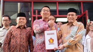 Bakal pasangan calon Gubernur dan Wakil Gubernur Jakarta Ridwan Kamil-Suswono menerima surat rekomendasi dari Partai Gerindra di DPP Partai Gerindra, Jakarta Selatan, Jumat, 23/8/2024 | Ali Mansur/Forum Keadilan