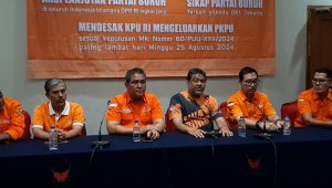 Presiden Partai Buruh Said Iqbal (tengah), saat melakukan Konferensi pers di kawasan Jakarta Pusat, Jumat, 23/8/2024 | Novia Suhari/Forum Keadilan