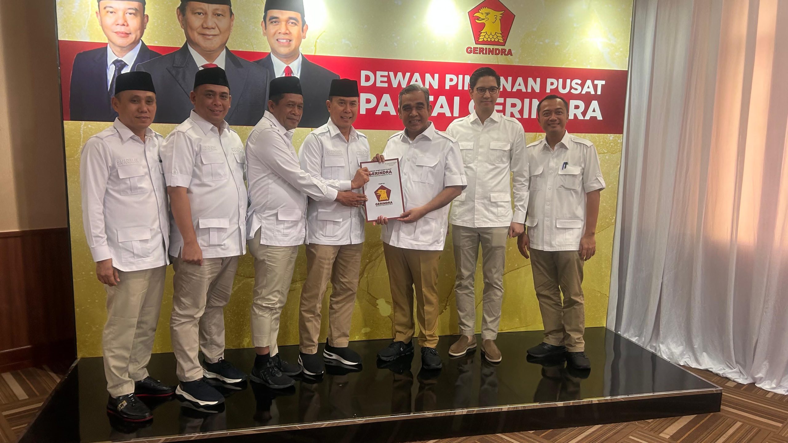 Gerindra Serahkan B1 KWK ke Andi Sumangerukka-Huga untuk Pilgub Sultra