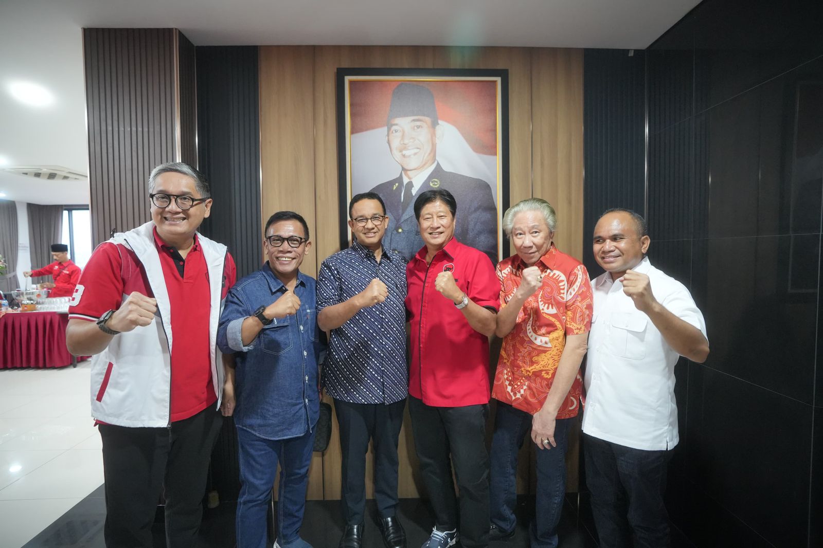 Sambangi Kantor DPD PDIP, Anies Tunggu Keputusan DPP soal Pencalonan di Jakarta