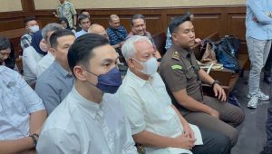 Harvey Moeis bersama Direktur Utama PT Refined Bangka Tin (RBT) Suparta di Pengadilan Negeri Tindak Pidana Korupsi (Tipikor) Jakarta Pusat (Jakpus), Senin, 26/8/2024 | Merinda Faradianti/Forum Keadilan