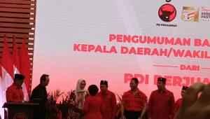 Ketua Umum PDIP Megawati Soekarnoputri memberikan rekomendasi kepada bakal calon gubernur Banten Airin Rachmi Diany di Gedung DPP PDIP, Senin, 26/8/2024 | Ali Mansur/Forum Keadilan
