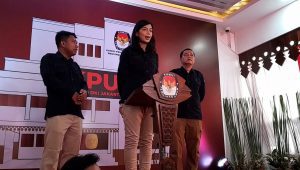 Anggota KPU DKI Jakarta Dody Wijaya (kanan), Anggota KPU DKI Jakarta Astri Megatari (tengah), Ketua KPU DKI Jakarta Jakarta Wahyu Dinata (kanan) saat melakukan Konferensi pers di KPU Jakarta, Selasa, 27/8/2024 | Novia Suhari/Forum Keadilan