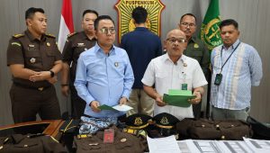 Tim Pengamanan Sumber Daya Organisasi (PAM SDO) dan Tim Satgas Intelijen Reformasi Inovasi (SIRI) Kejaksaan Agung (Kejagung) RI menangkap seorang pria berinisial CAN yang mengaku sebagai jaksa di Apartemen Pakubuwono, Jakarta Selatan | dok. Kejagung RI