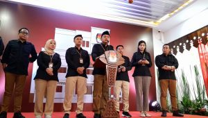 Ketua KPUD Jakarta Wahyu Dinata (tengah) didampingi jajarannya saat memberikan keterangan pers, di Gedung KPUD Jakarta, Rabu, 28/8/2024 | Novia Suhari/Forum Keadilan