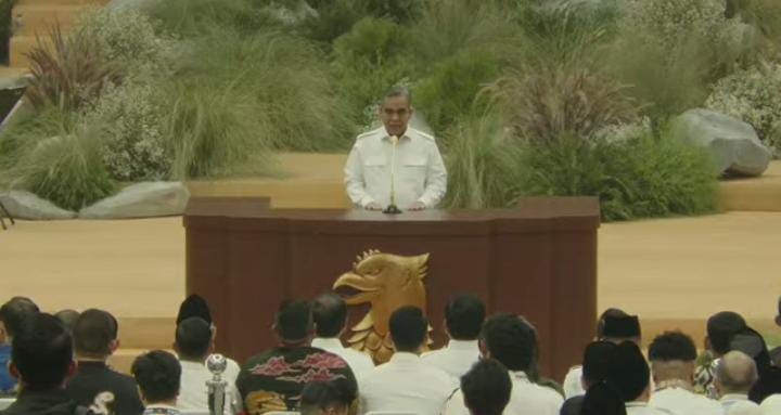 Muzani Rayu Jokowi karena Pakai Baju Putih: Biasanya Cinta Terakhir yang akan Bersemi