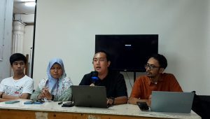 Tim advokasi sekaligus Kepala Divisi Hukum KontraS Andri Yunus (tengah) saat memberikan keterangan pers di Kantor KontraS, Jakarta Pusat, Selasa, 6/8/2024 | Novia Suhari/Forum Keadilan