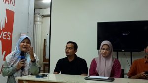 LBH Padang sekaligus Kuasa Hukum Afif Maulana (AM) Indira Suryani bersama dengan kedua orang tua korban di Kantor KontraS, Jakarta Pusat, Selasa, 6/8/2024 | Novia Suhari/Forum Keadilan