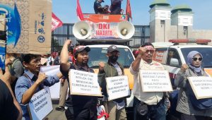Partai Buruh bersama dengan ratusan mahasiswa dari berbagai universitas di Jakarta menggelar aksi demonstrasi di depan gedung DPR RI, Senayan, Jakarta Pusat, Kamis, 22/8/2024 | Novia Suhari/Forum Keadilan