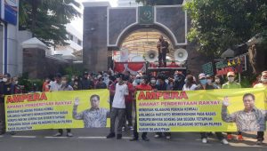 Puluhan demonstran memadati gedung Kejaksaan Agung Republik Indonesia (Kejagung RI), Jakarta Selatan, hingga memblokir pintu masuk gedung tersebut pada Jumat, 9/8/2024 | Reynaldi Adi Surya/Forum Keadilan