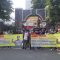 Puluhan demonstran memadati gedung Kejaksaan Agung Republik Indonesia (Kejagung RI), Jakarta Selatan, hingga memblokir pintu masuk gedung tersebut pada Jumat, 9/8/2024 | Reynaldi Adi Surya/Forum Keadilan