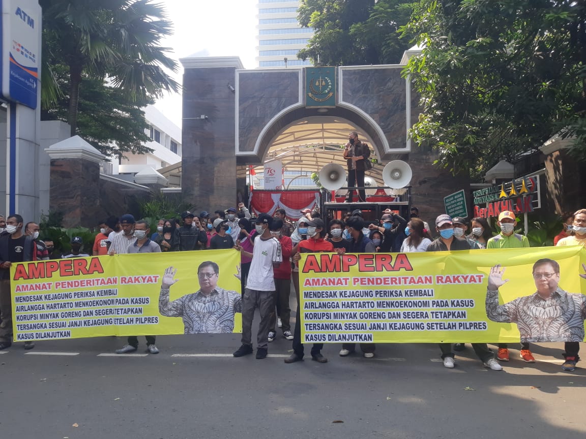 Aksi di Depan Kejagung, Desak Usut Airlangga Hartarto soal Regulasi CPO