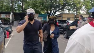 Audrey Davis (kiri) bersama David Bayu (Kanan) saat tiba di Polda Metro Jaya, Jakarta Selatan, Rabu, 7/8/2024 | Ari Kurniansyah/Forum Keadilan