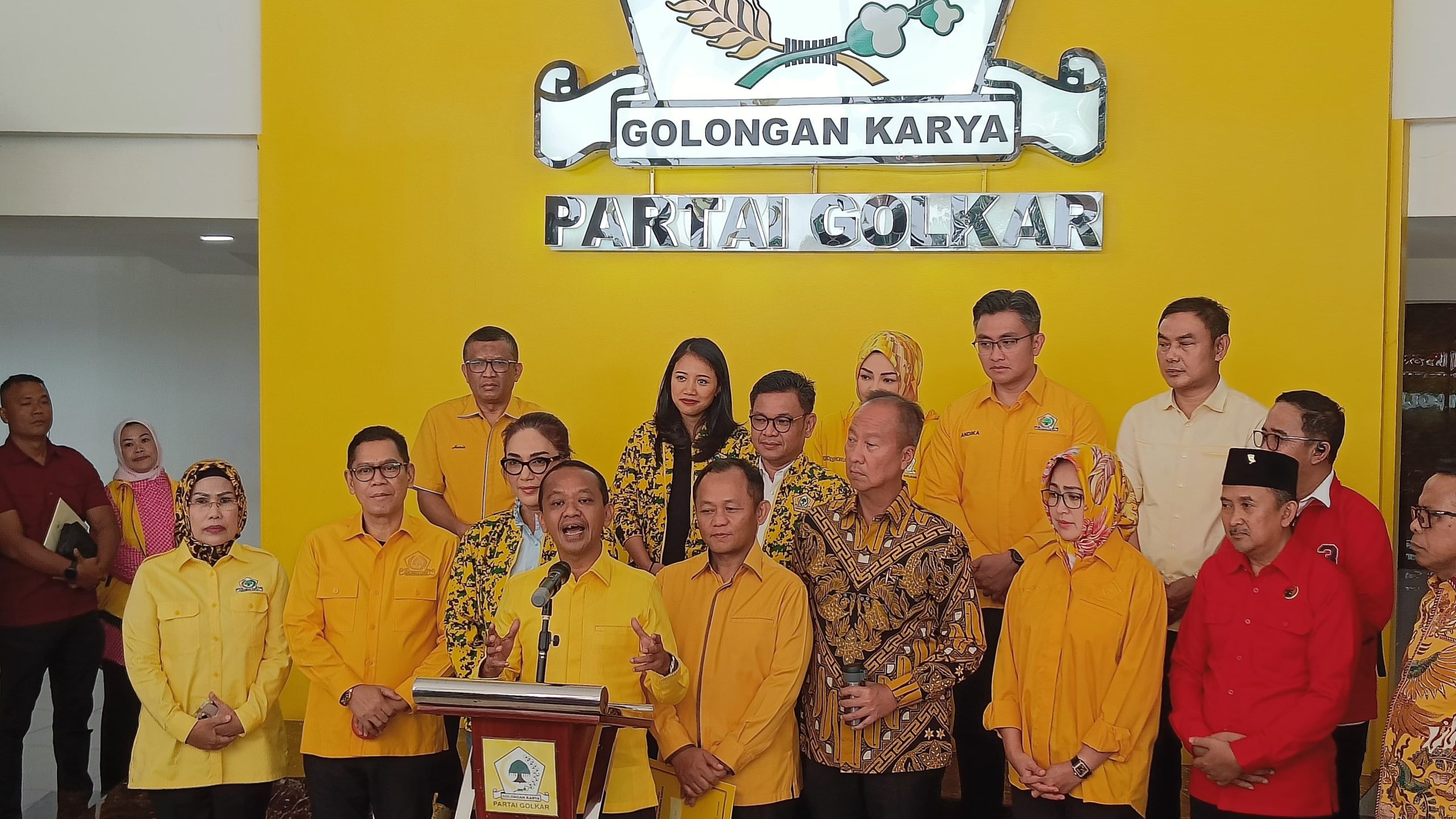 Bahlil Tak Minta Wakil Airin Ganti Warna Baju dari Merah PDIP ke Kuning Golkar, Sindir Megawati?