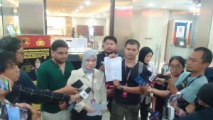 Pihak keluarga korban penganiayaan di tempat penitipan anak Daycare Wensel School, Depok, Jawa Barat, menyambangi Bareskrim Mabes Polri hari ini, Kamis, 1/8/2024 | Reynaldi Adi Surya/Forum Keadilan