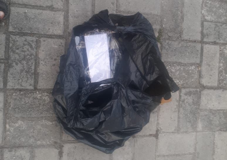 Dua orang tak dikenal (OTK) melempar bungkusan plastik hitam berisi bangkai ayam dan kertas bernada ancaman kepada Komisioner KPU Jakut | ist