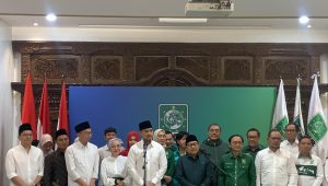 Ketua umum Partai Kebangkitan Bangsa (PKB) Muhaimin Iskandar (tiga dari kanan) dan ketua umum Partai Solidaritas Indonesia (PSI) Kaesang Pangarep (empat dari kanan) menggelar jumpa pers di kantor PKB, Jalan Raden Saleh Raya, Jakarta Pusat, Selasa, 6/8/2024 | Ali Mansur/Forum Keadilan