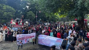 Aksi unjuk rasa oleh Gerakan Mahasiswa Peduli Rakyat itu (Gempur) di depan Gedung Merah Putih Komisi Pemberantasan Korupsi (KPK), Jakarta Selatan, Jumat, 9/8/2024 | Merinda Faradianti/Forum Keadilan