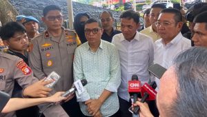 Wakil Ketua Komisi III DPR Habiburokhman di halaman gedung DPR/MPR usai temui pendemo, Kamis, 22/8/2024 | Muhammad Reza/Forum Keadilan