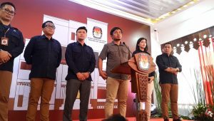 Komisioner KPU Idham Holik (tengah) bersama dengan anggota KPU DKI Jakarta saat memberikan keterangan pers di Gedung KPU Jakarta, Selasa, 27/8/2024 | Novia Suhari/Forum Keadilan